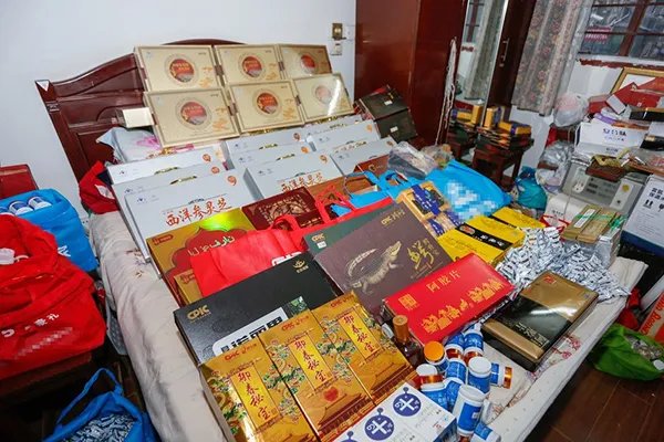 关于8旬老人去世床下藏14万保健品这件事，你有何看法？