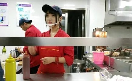 扬州高校"食堂女神"走红 网友感叹有清纯初恋感觉