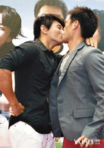 鹿晗和世勋接吻图片曝光引网友热议盘点5对当众激吻的男星