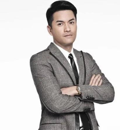 吕良伟年轻时的照片帅气 三段婚史盘点