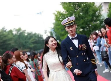 毕业生盛装走红毯是怎么回事?