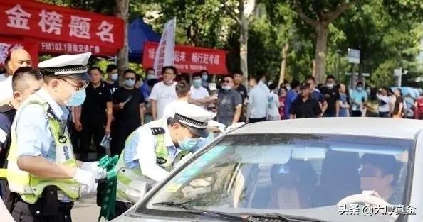 母亲把女儿送错考点