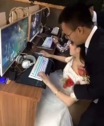 新娘结婚当天网吧开黑 新郎拖都拖不走（图）