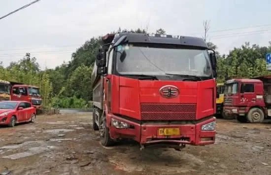 货车两个前轮都没了仍在行驶 现场画面曝光既搞笑又后怕!