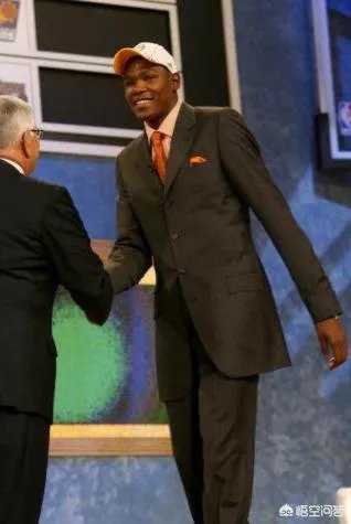 易建联32岁还能拿总决赛MVP,那当年选秀顺位在他前面5人现在实力又如何?