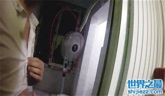 情侣让民警抓鬼，原来真相竟然是自己吓自己 