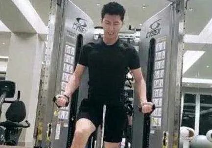 何超莲晒窦骁健身照，他们两个人是怎么相识并相爱的？