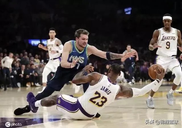 湖人10连胜被终结之后,东契奇主动走向湖人替补席,老詹却转身就走,你怎么看?