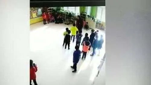 女教师教室踢幼儿是什么情况？