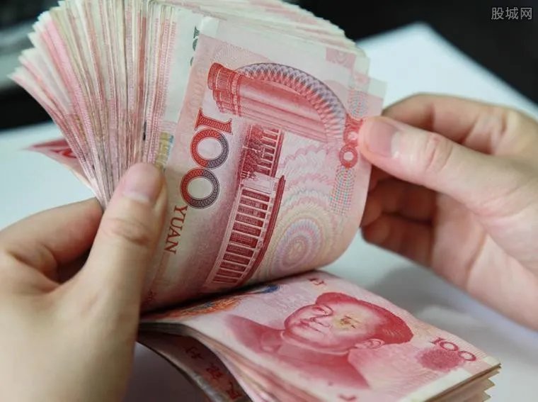 为同村老人发红包 男子是做什么发家致富啊？