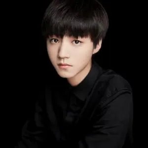 王俊凯被打屁股的图片 为什么王俊凯总摸裤裆游泳下面凸起照片图