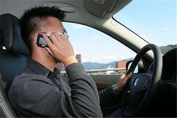 江西一小车坠入京九铁轨致使五人死亡,开车时应该注意哪些事项?