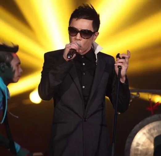 我是歌手黄贯中海阔天空重现经典 爆发式演唱震撼观众