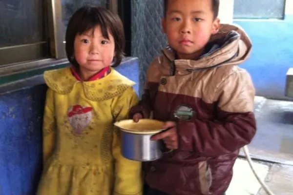 男童疑在下水道放鞭炮被炸身亡,这种案件由谁来承担赔偿责任?