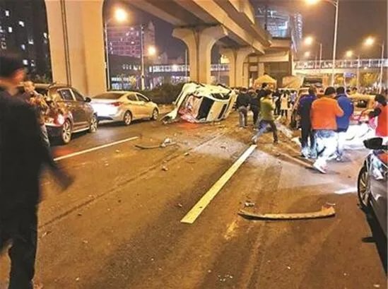 货车失控撞20车 肇事司机自述因急打方向导致失控