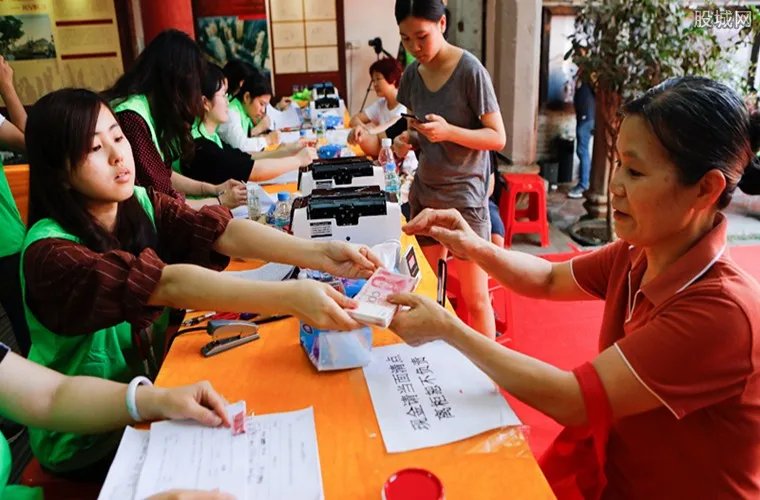 1200万现金堆墙 用于奖励村民们改造房屋每人2万