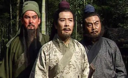 三英战吕布时，张飞第一个冲上去是因为哪三个原因？