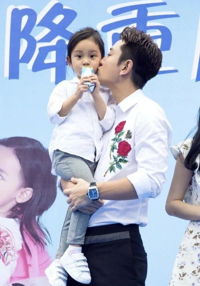 贾乃亮李小璐关系破冰？两人一起陪甜馨玩耍，离婚后首次同框，你怎么评价？