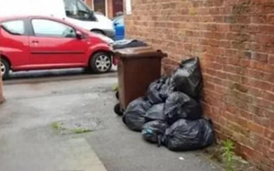 女孩垃圾放邻居门怎么回事 女孩和邻居有什么过节吗