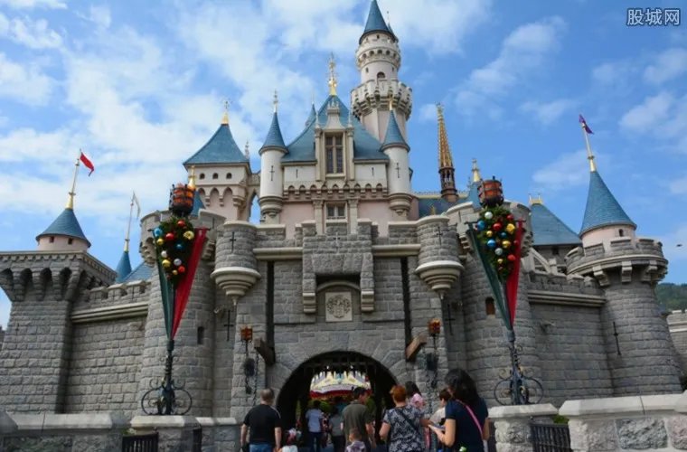 女孩迪士尼撞灯柱 索赔遭拒并称只愿给一个毛绒玩具