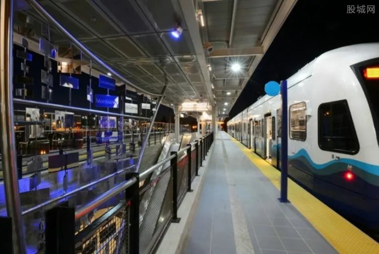 男女地铁情难自己被拍 大秀恩爱不忍直视辣眼睛