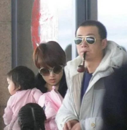 文章大女儿照片欣赏 小女儿卷发呆萌显可爱