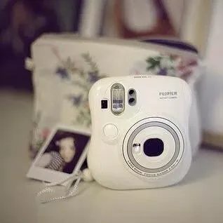 一拍照就有照片出来的相机叫什么?