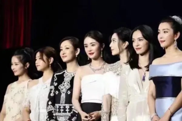 范冰冰出席盛和姚晨肤色差明显,曾在机场偶遇无交流,不和传言坐实了吗?