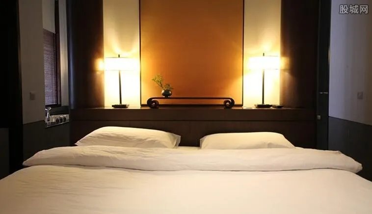 小区藏84家旅馆 住户窗户上张贴住宿广告每晚80元