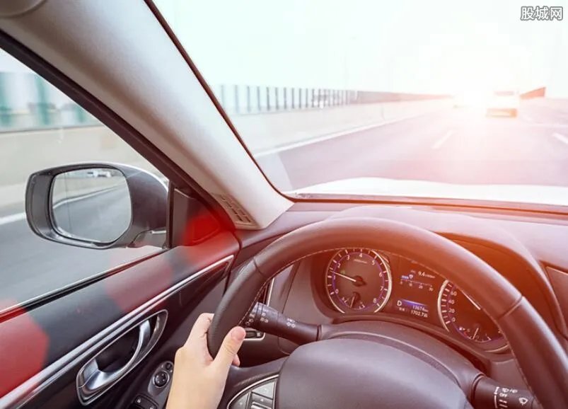 大溪高速车祸 女子脑袋被削鲜血脑浆流出