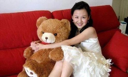 揭露中国最年轻女首富杨惠妍长相之谜?