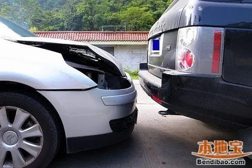 世界最豪华跑车追尾货车现场 如何避免汽车追尾事故的发生