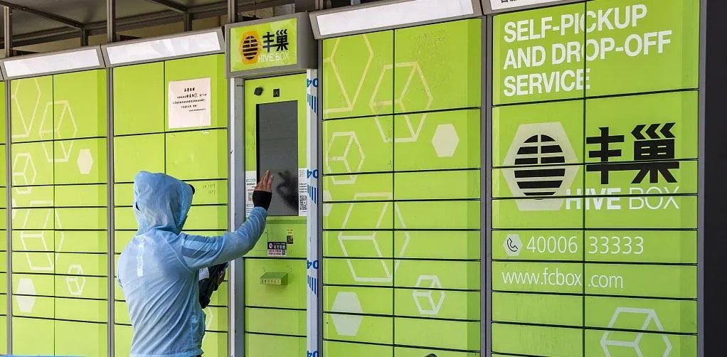 快递包裹暂放路边被老太拿走24个，这是否已是属于偷窃了？