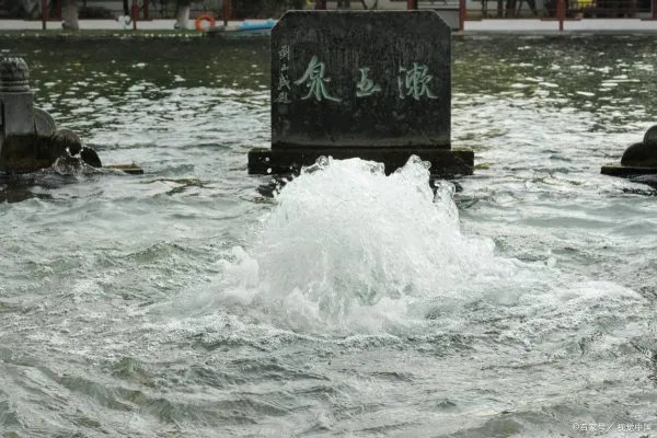 翻山排队取灵水是什么，灵水真的能治病吗?