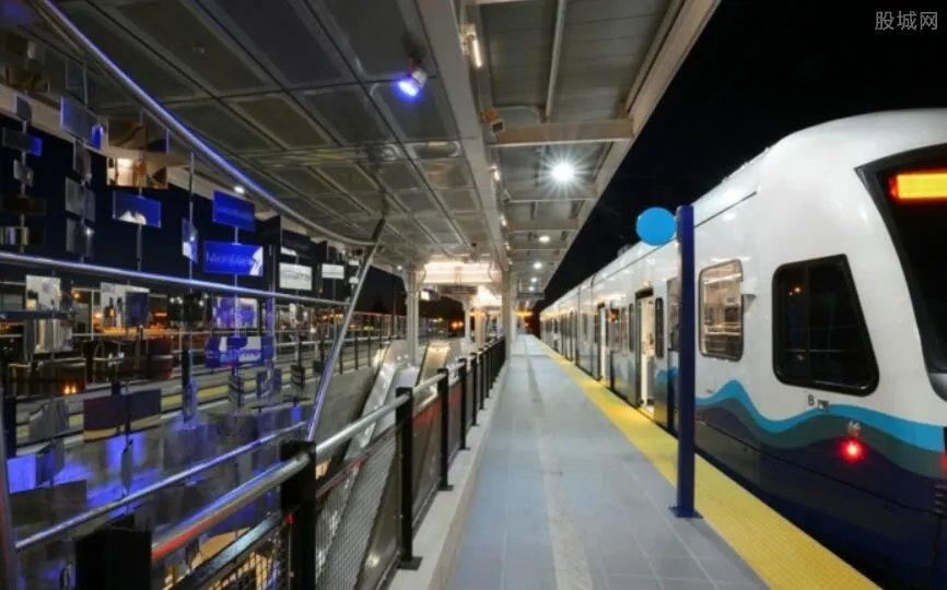 让座反被扇两耳光 因其被误认为孕妇