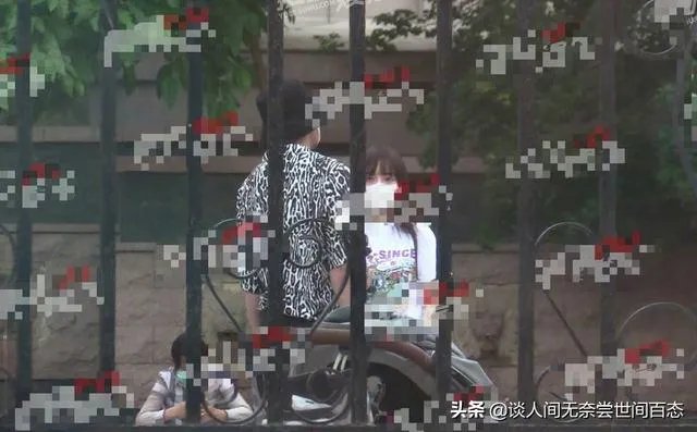 贾乃亮李小璐关系破冰？两人一起陪甜馨玩耍，离婚后首次同框，你怎么评价？