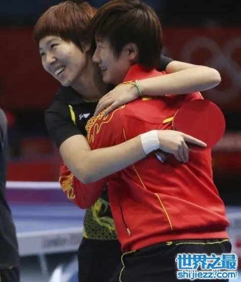 丁宁李晓霞不握手事件，相拥庆夺冠破不和传闻 