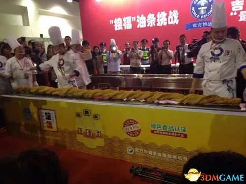 3.72米世界最长油条武汉诞生 入选吉尼斯世界纪录