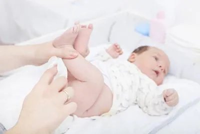 婴儿吃奶呛到怎么处理