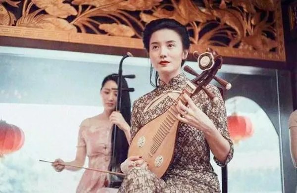 小宋佳和张黎有过一段恋情,对方还为她离婚,为何有这么大的魅力?