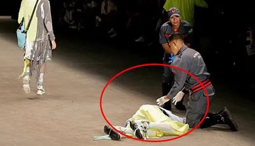 男模走秀踩鞋身亡是怎么回事：详情画面曝光令人惋惜