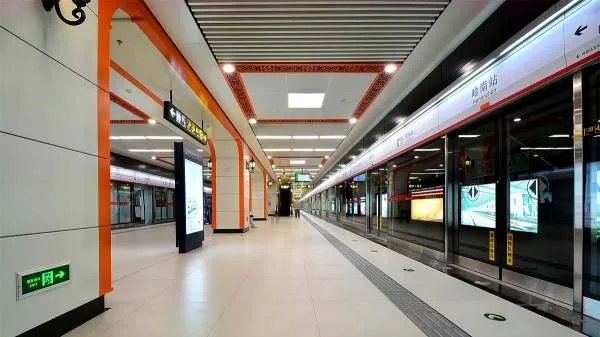 怼问路乘客地铁安检员被停职，这处罚会不会太重了？