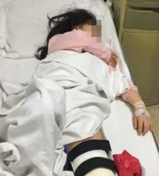 女孩摸仿制兵马俑被砸究竟是什么原因导致的呢?