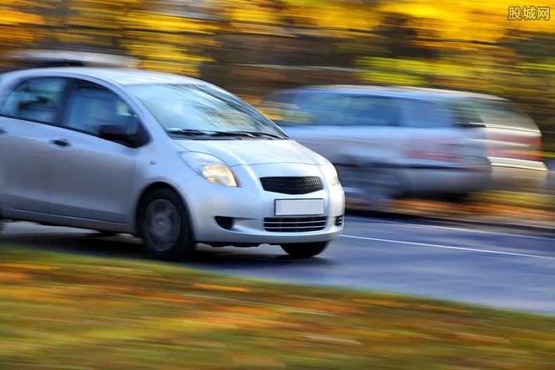 砸7辆车偷了32元 车辆被砸保险赔吗