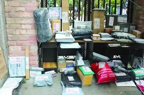 快递包裹暂放路边被老太拿走24个，这是否已是属于偷窃了？