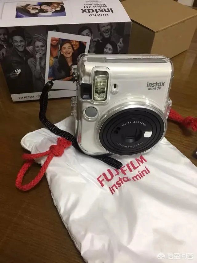 一拍照就有照片出来的相机叫什么？