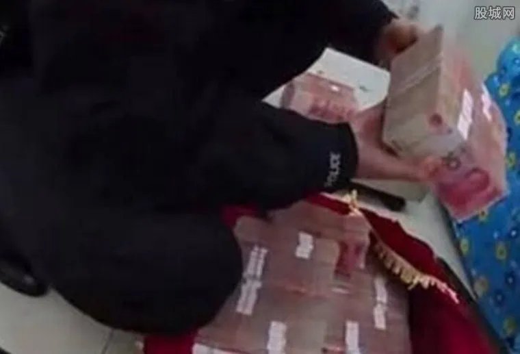 扛144万坐火车 大堆百元现钞吓了民警一跳