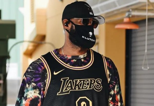 詹姆斯穿科比球衣是怎么回事?