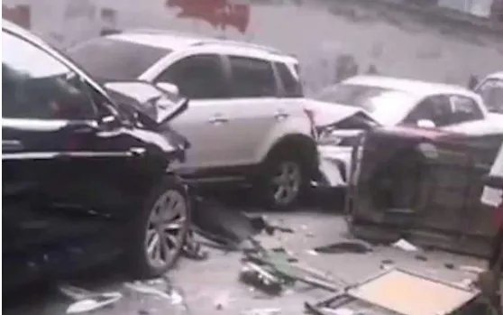 四川南充一小客车出车祸致2死6伤，此事故是因何导致的？