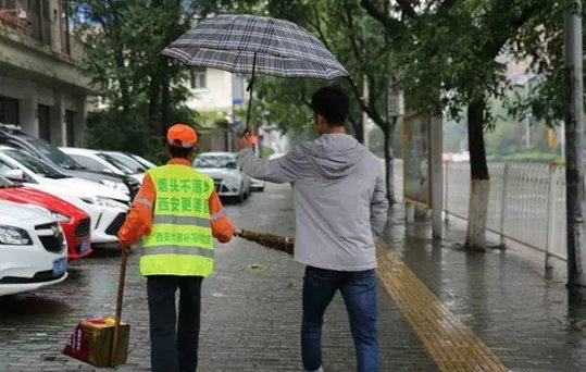 大学生为保洁撑伞是怎么回事?